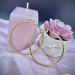 18k Gold Filled Diamond Cut Hoop
Earrings 2.25" ✨ available in 2.5” 2.4” & 1.85”